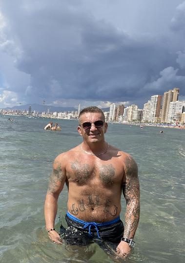 A MAN AT YOUR BECK AND CALL EN BENIDORM