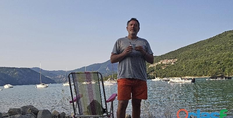 ATRACTIVO INVITA A MUJER A VIAJAR EN AUTOCARAVANA EN ADEMUZ