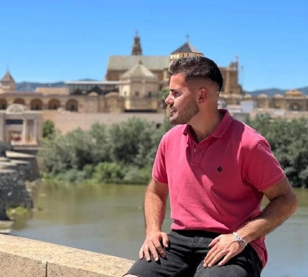 BUSCO CHICA JOVEN EN HUELVA