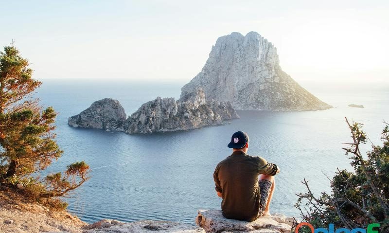CHICO DE COMPAÑÍA EN EIVISSA