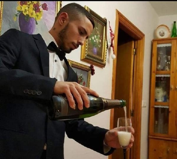 CHICO DE CONPAÑIA EN NERJA