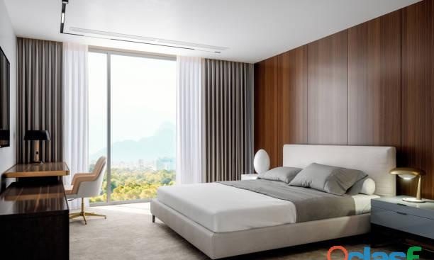 CHICO DE PASO EN HOTEL EN GRANADA