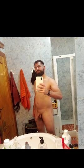 CHICO JOVEN DA DE MAMAR . EN ALICANTE