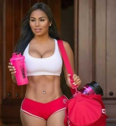 MORENA PEQUEÑA, ESTOY EN BARCELONA. ME LLAMO MARCELA EN BARCELONA