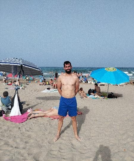 DOY DE MAMARR A CAMBIO DE UNA AYUDA . EN ALICANTE