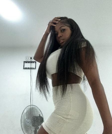 ESTOY MOJADITA CON GANAS DE POLLA