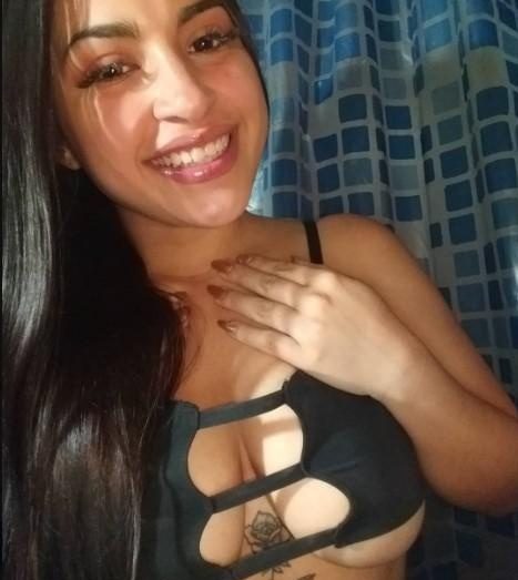 ESTOY SOLA EN MI CASA .. QUIERES FOLLAR CONMIGO?/*