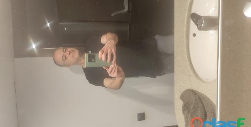 HOMBRE MADURO Y EXPERIMENTADO OFRECE SUS SERVICIOS EN BARCELONA