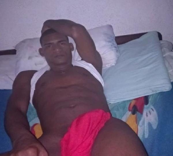 HOMBRE MASCULINO CON GANAS DE LLENARTE DE PLACER EN ESPAÑA