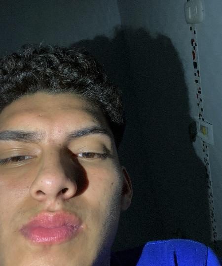 JOVEN LATINO EN BUSCA DE UNA MADURA