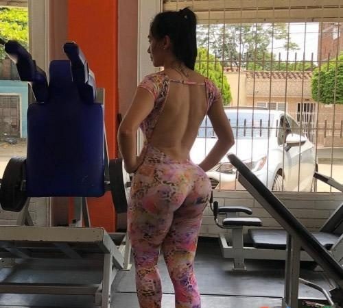 JOVEN MORENA PRECIOSA EN CÁDIZ