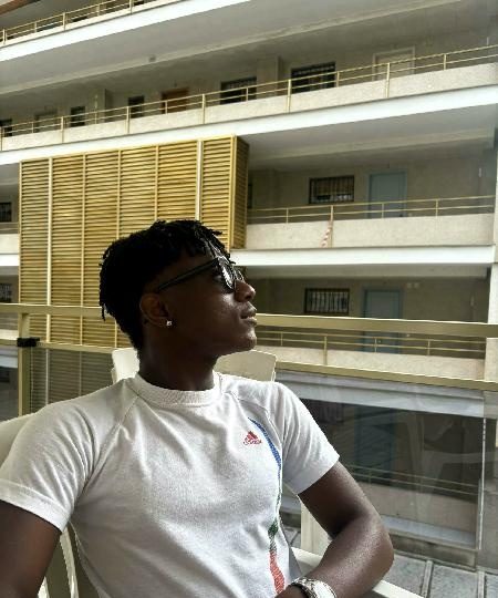 JOVEN NEGRO DE 20 AÑOS BUSCA MUJER PARA SEXO EN SALOU