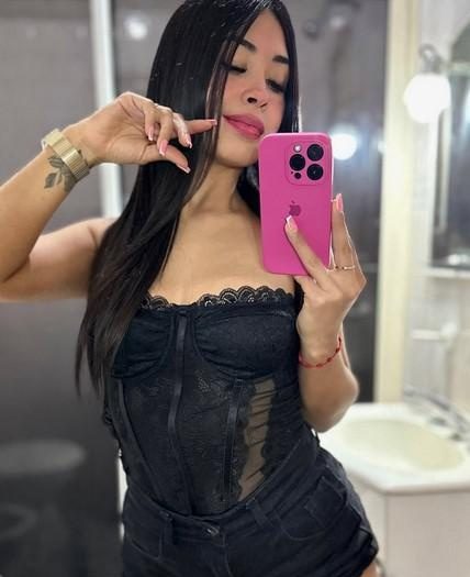 LATINA CACHONDA ABURRIDA EN CASA ¿TE TOCAS CONMIGO? ? EN BRIÓN