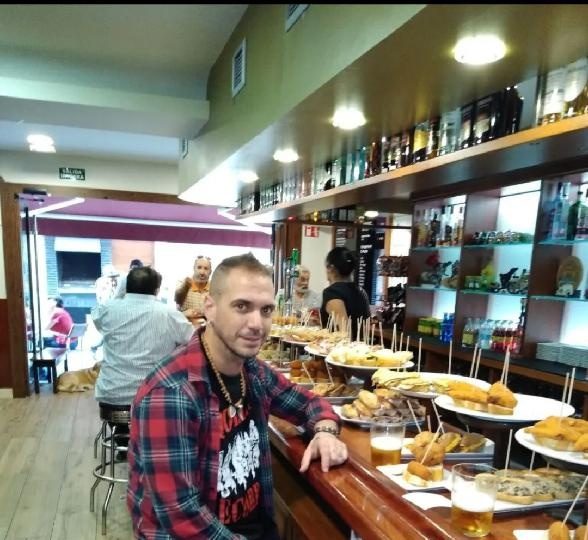 MADURITO DE 41 AÑOS MUY CALIENTE Y CON MUCHAS GANAS DE SEXO 24 H. LA VERDAD QUE MUY BIEN DOTADO. EN LIZARRA