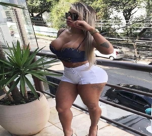 MUY CALIENTE CON RICAS TETAS EN ADANERO