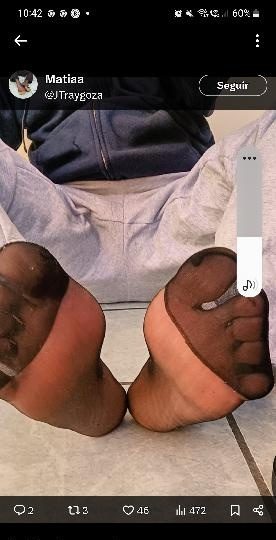 PAGO A TIAZO CON OLOR FUERTE DE PIEZACOS Y CALCETINES MUY FINOS APESTOSOS EN MADRID