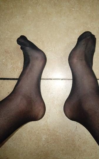 PAGO A TIO MASCULINO VIRIL CON OLOR FUERTE DE PIES Y CALCETINES MUY FINOS TIPO NYLON SUDADOS EN TORREJÓN DE ARDOZ
