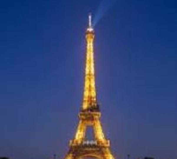 PLAZA PARA CHICA EN PARIS (FRANCIA) EN ESPAÑA