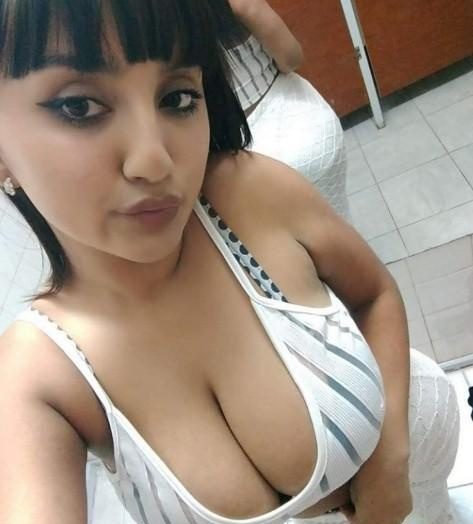 QUIERES DISFRUTAR CON UNA TIA MORBOSA EXUBERANTE CON GRANDES PECHOS EN ABADES