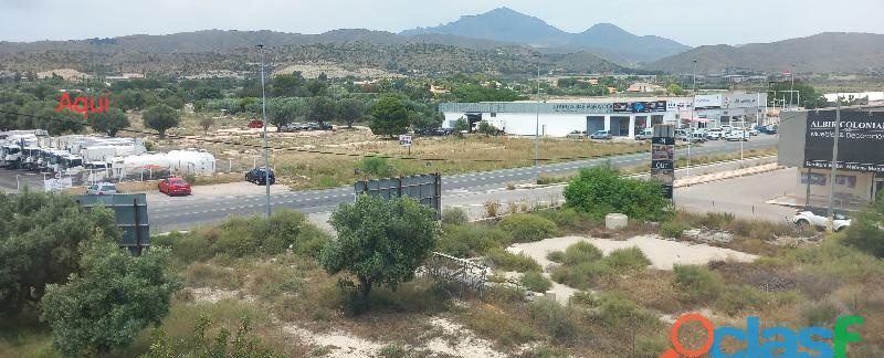 QUIERO CORRERME EN EL COÑO DE TU ESPOSA SOBRE EL CAPÓ DEL COCHE. EN EL CAMPELLO