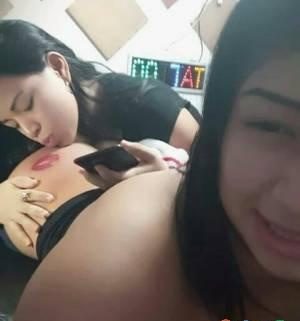 SOMOS DOS LESBIANAS NINFÓMANAS, NOS ENCANTA FOLLAR,* EN A BAÑA