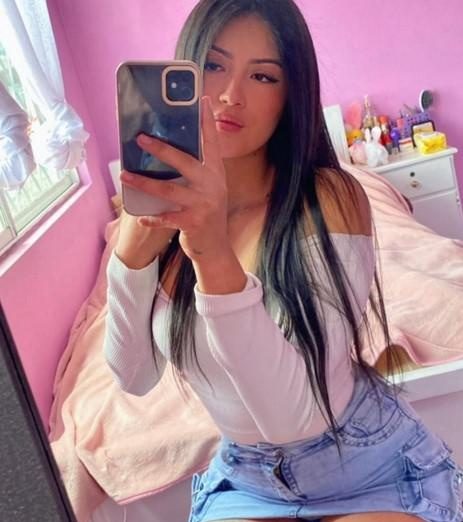 . . . . SOY UNA CHICA COLOMBIANA MUY CALIENTE . . . . EN A BAÑA