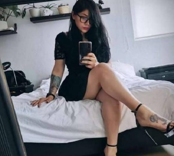 SOY UNA CHICA JOVEN MUY DOMINANTE** EN ESPERA