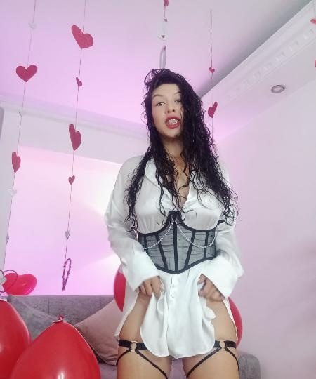 TE CHUPO SUAVEMENTE LA PUNTICA Y TE ACARICIO LOS HUEVOS.