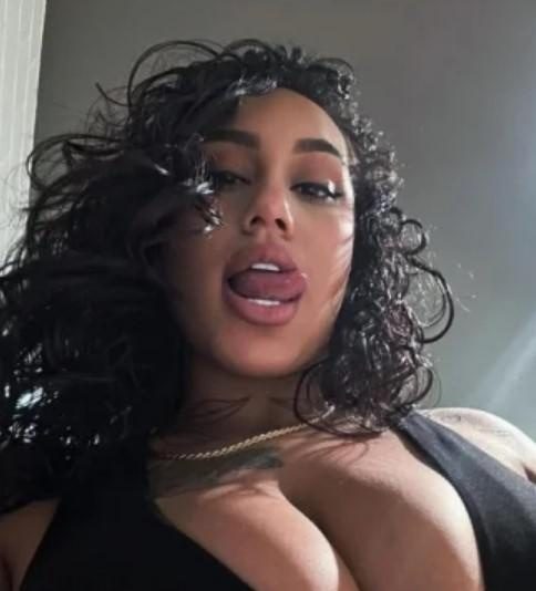 VENEZOLANA. TETONA 100% NATURAL ESTOY DISPONIBLE PARA TI / EN BALENYÀ